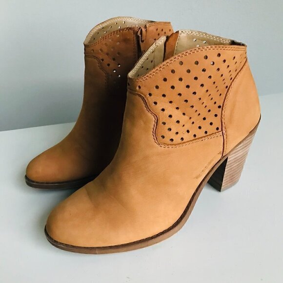 Lucky Brand Cafe Elko Eller Lasercut Suede Ankle Boot Size US 8 EUR 38 - Picture 2 of 11